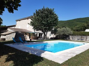 حمّام سباحة خارجي