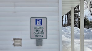 Señalización para una estación de carga de vehículos eléctricos en un edificio.