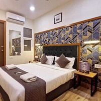 Premium Oda, Şehir Manzaralı | Odada kasa, masa, dizüstü bilgisayar çalışma alanı 