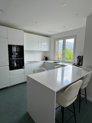 Kjøleskap, mikrobølgeovn, ovn og kokeplater