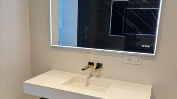 Een douche, een haardroger, handdoeken, zeep