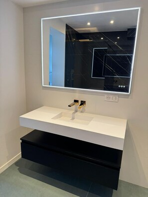 تجهيزات دش، مجففات شعر، مناشف، صابون