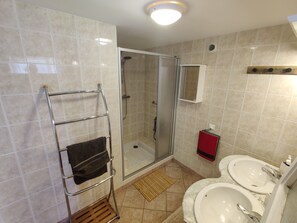 Een douche, een haardroger, handdoeken, shampoo