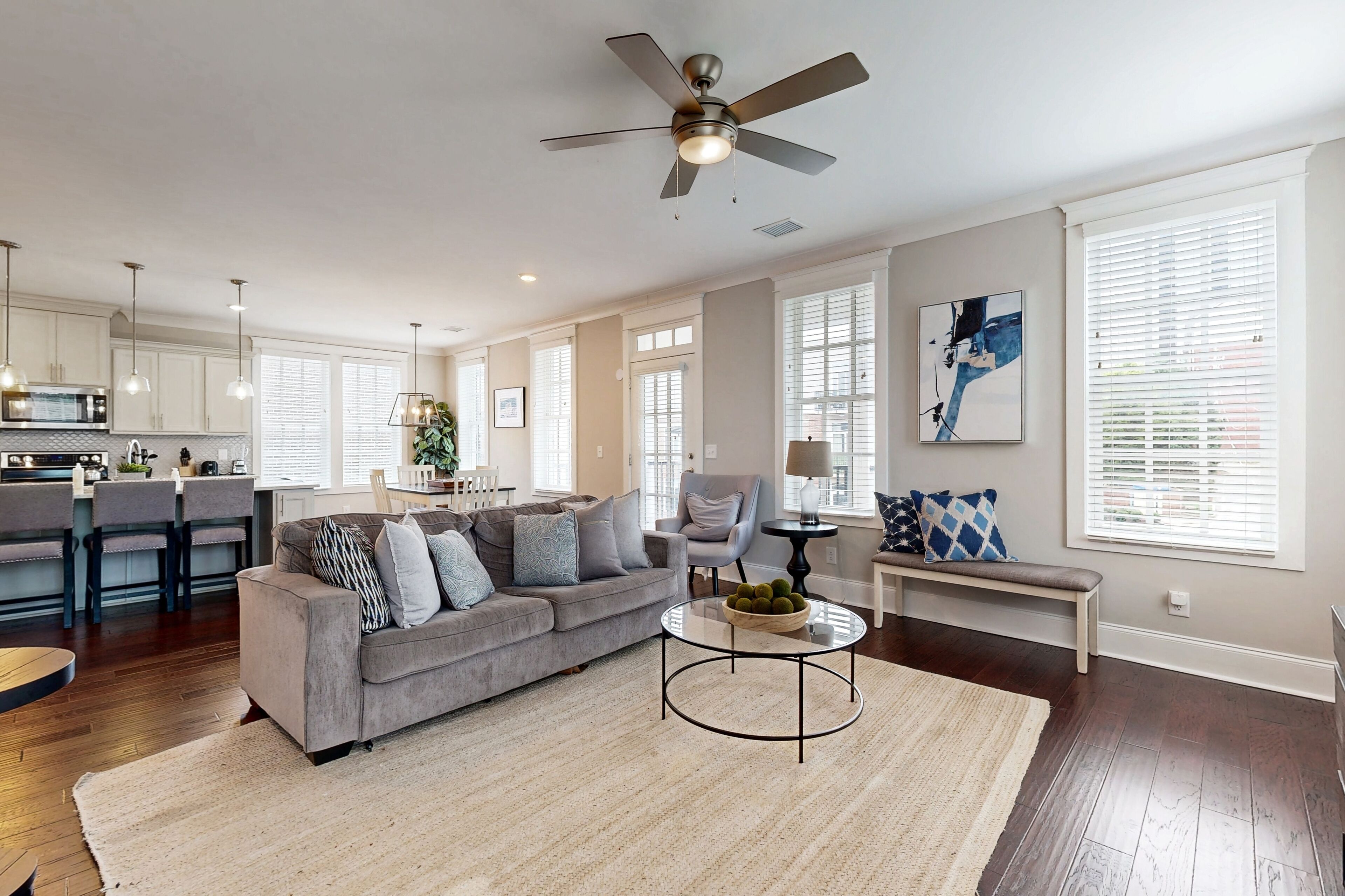 Spacious dog-friendly condo with full kitchen