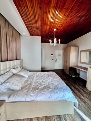 Deluxe Double Room, Sea View | Individually decorated, individually furnished, desk, free WiFi - Hotel Lungomare (Vlorë)