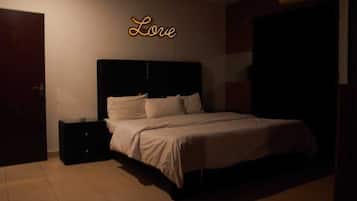 1 dormitori, caixa forta a l'habitació i planxa i posts de planxar