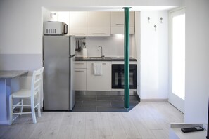 Fridge, microwave, oven, coffee/tea maker - La Casa dei Laghi 2 Monate Maggiore Orta. Pet-friendly. Close to Isole Borromee (Mercallo)