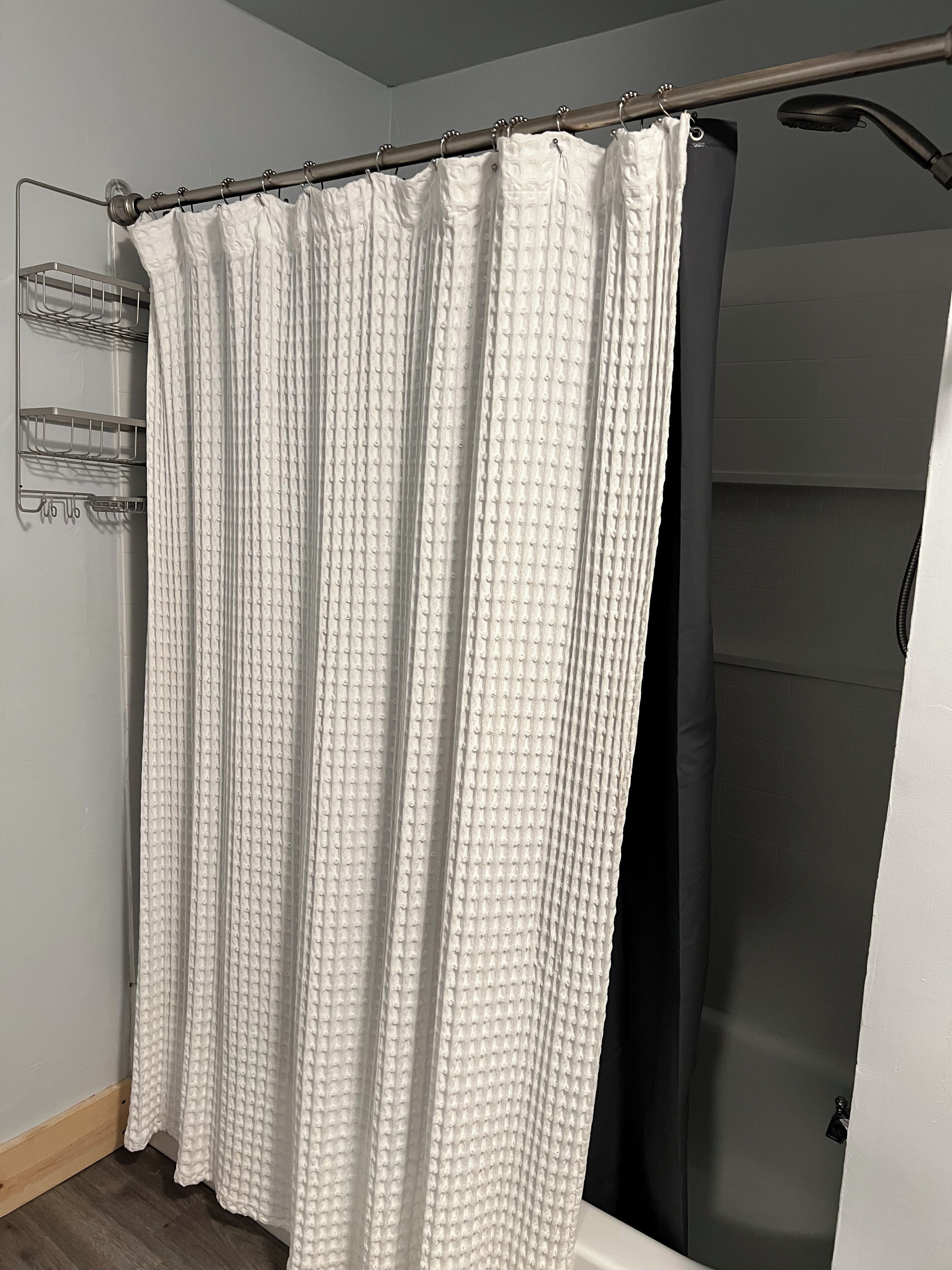 Sèche-cheveux, serviettes fournies, savon, shampoing