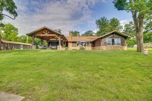 Interior - On-site Lake Access: Group Getaway in Afton (Afton)