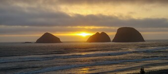 Quaint Tillamook Getaway Near Netarts Bay!