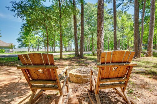 Cape Royale Home w/ Deck - Walk to Lake Livingston