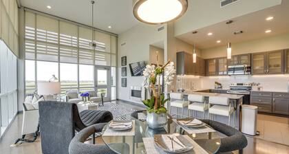 Modern Lake Charles Condo w/ Balcony: 7 Mi to Dtwn