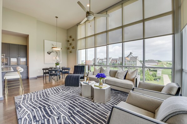 Apartment (2 Bedrooms) | Wohnbereich | Fernseher, Kamin, Bücher
