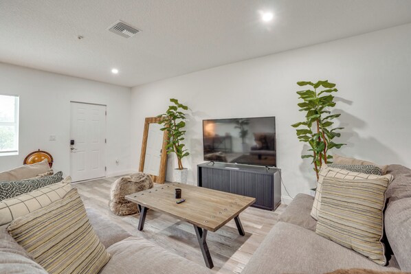 Apartment (4 Bedrooms) | Living area | TV, books