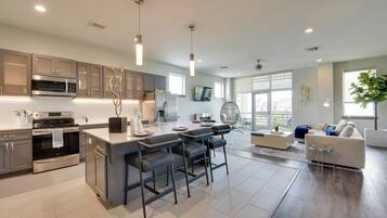 Apartemen (1 Bedroom) | Dapur pribadi | Microwave, mesin pencuci piring, peralatan masak/sendok-piring, dan tisu