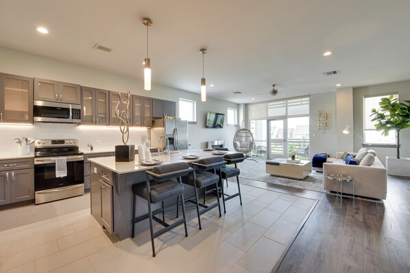 Apartment (1 Bedroom) | Private kitchen | Microwave, dishwasher, cookware/dishes/utensils, paper towels - Lake Charles Retreat w/ Fireplace Near Casinos! (Lake Charles)