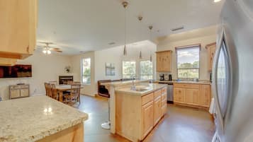 House (5 Bedrooms) | Interior