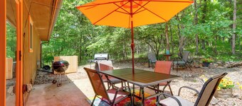 Hot Tub & Fire Pit: Holiday Island Getaway!