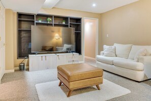 House (6 Bedrooms) | Interior