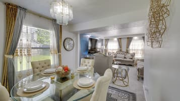 House (6 Bedrooms) | Interior