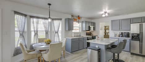 House (6 Bedrooms) | Interior