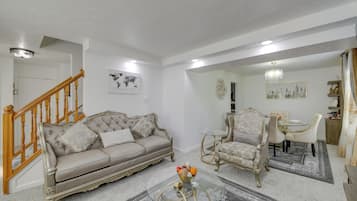 House (6 Bedrooms) | Interior