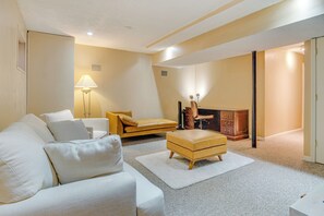 House (6 Bedrooms) | Interior
