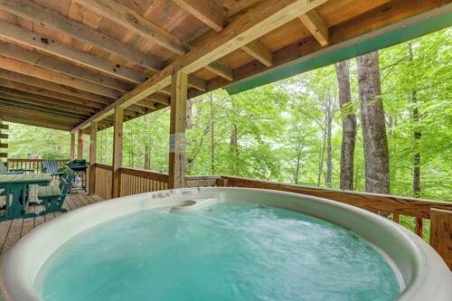 Serene Maggie Valley Retreat w/ Deck & Hot Tub!