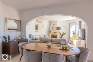 TV - Villa Costa del Cielo by Abahana Villas (Benitachell)