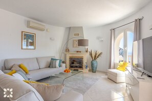 TV - Villa Costa del Cielo by Abahana Villas (Benitachell)