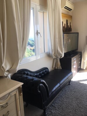 Suíte luxo, vista para o mar | Ferros/tábuas de passar roupa, Wi-Fi de cortesia