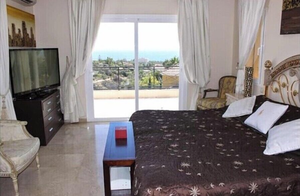 Deluxe Suite, Sea View | Iron/ironing board, free WiFi