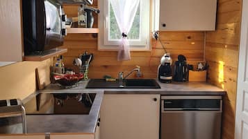 Fridge, microwave, stovetop, dishwasher