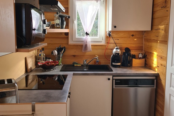 KylskÄp, mikrovÄgsugn, spishÀll och diskmaskin