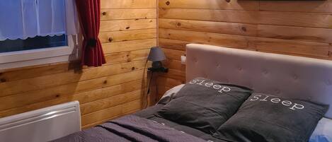 2 عدّة غرف نوم ومكواة/لوح كي وواي فاي وملاءات أسرّة