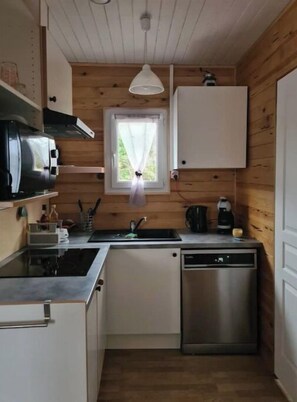 Réfrigérateur, micro-ondes, plaque de cuisson, lave-vaisselle