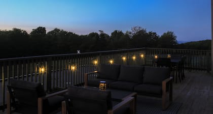 Slopes View! Large Deck/Heated Pool/Hot Tub/Fitness/Sauna/Steam! 2BD/2BA+SofaBed