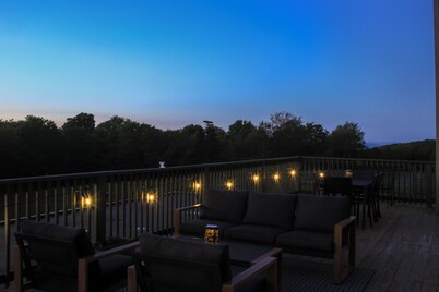 Slopes View! Large Deck/Heated Pool/Hot Tub/Fitness/Sauna/Steam! 2BD/2BA+SofaBed