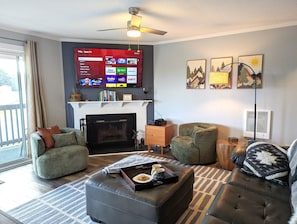 Smart TV, caminetto, videogiochi, tavolo da ping pong