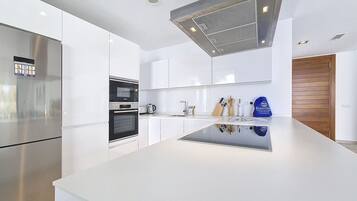 Réfrigérateur, micro-ondes, four, lave-vaisselle