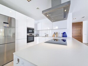 Geladeira, micro-ondas, fogão, cooktop