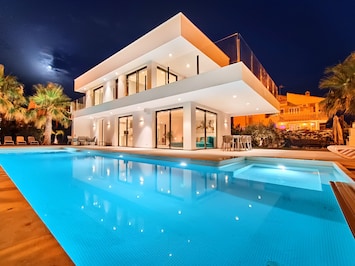Modern Villa with private pool, Jacuzzi, Wi-Fi, Smart TV, modern kitchen, stylish open-plan lounge/dining, balconies with Mar Menor Sea views.