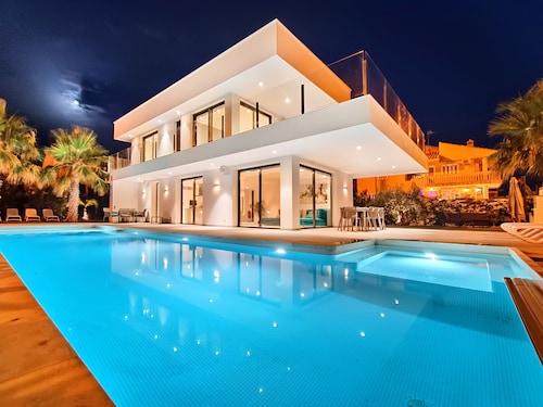 Beach Villa, huge private pool and garden