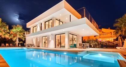 Beach Villa, huge private pool and garden