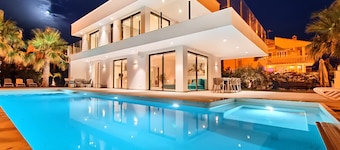 Beach Villa, huge private pool and garden