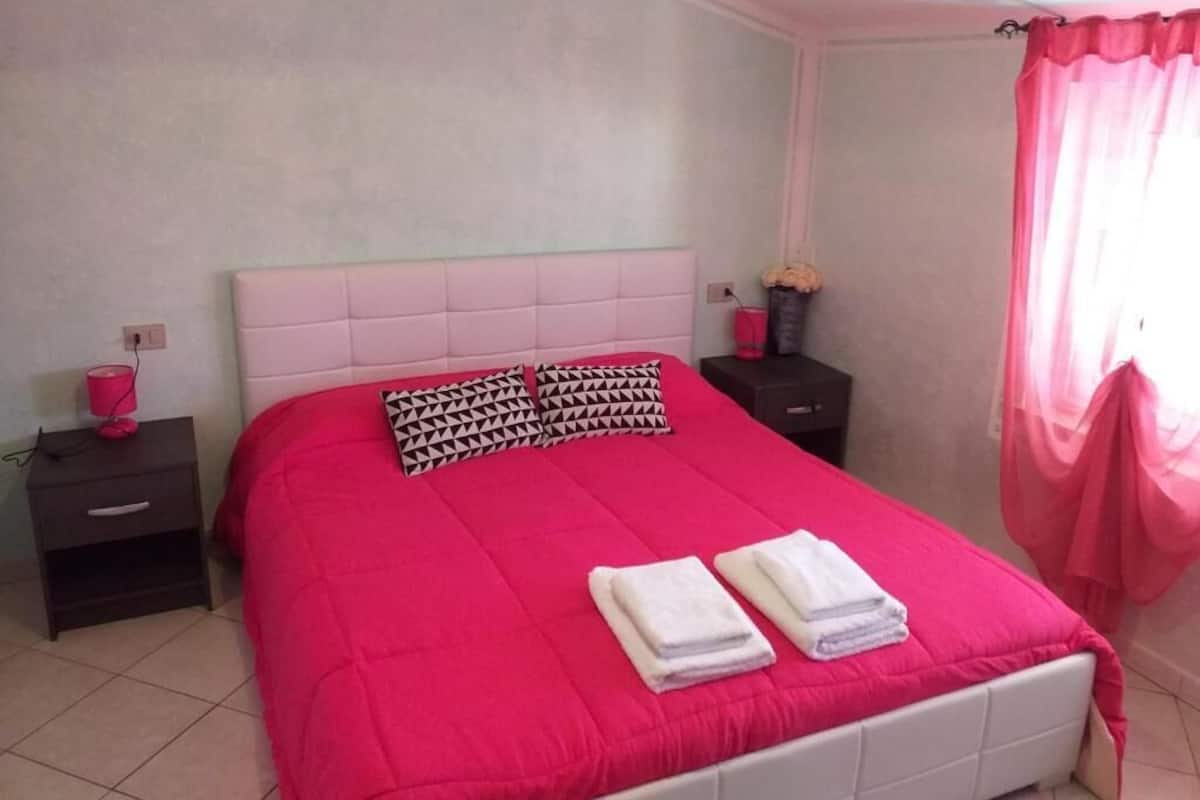 Basic Room | Soundproofing, free WiFi