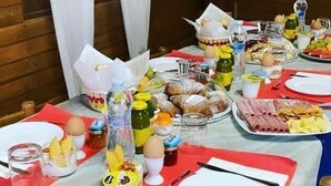 A breakfast buffet with various food items and beverages. - AFFITTACAMERE IL GIRASOLE (Sant'Anna Arresi)