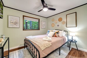 2 bedrooms, iron/ironing board, travel crib, free WiFi - 6min walk to pool, AC, Wi-Fi, Arcade, Firepit, BBQ, Deck. (Pocono Lake)