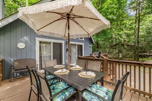 Outdoor dining - 6min walk to pool, AC, Wi-Fi, Arcade, Firepit, BBQ, Deck. (Pocono Lake)