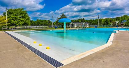 6min walk to pool, AC, Wi-Fi, Arcade, Firepit, BBQ, Deck.